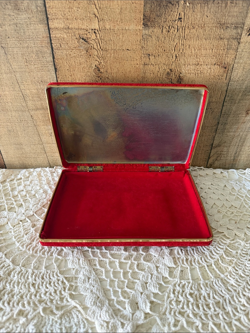 VTG red velvet jewelry box/travel case with gold-tone trim with clip on earrings - Picture 4 of 14